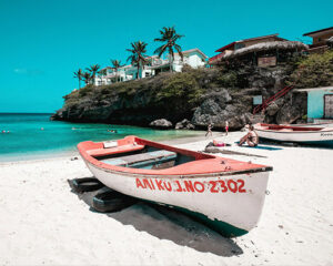 BARCA EN PLAYA ANTILLAS NEERLANDESAS