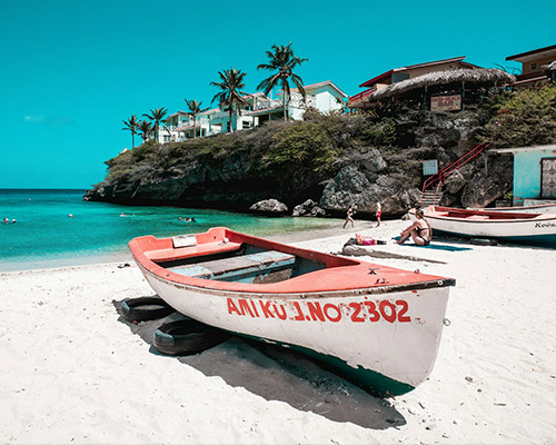 BARCA EN PLAYA ANTILLAS NEERLANDESAS